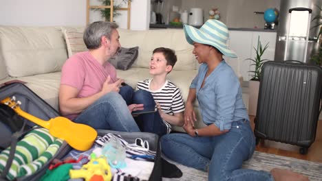 familia con un niño haciendo las maletas para las vacaciones