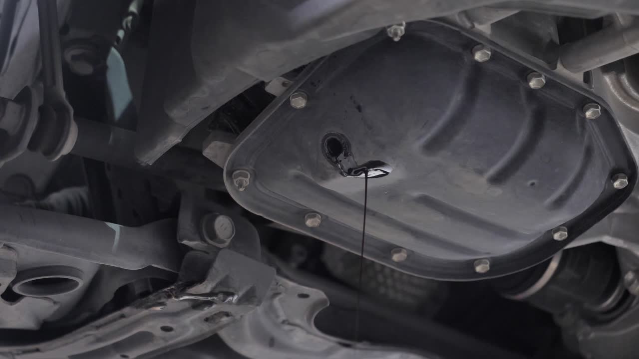 aceite de motor goteando por el agujero del cárter