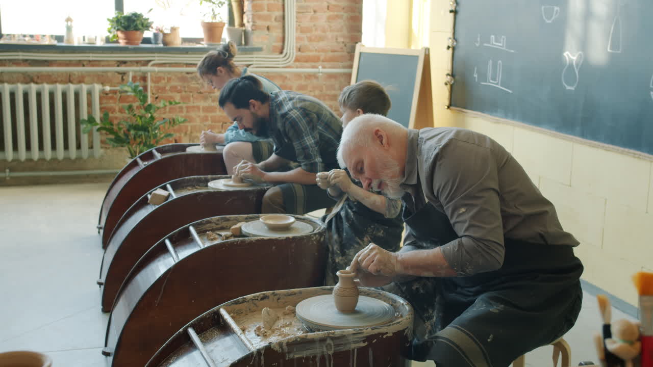 도자기 수업 진행 중