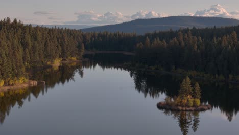 Inselruhe:-Ein-Ruhiger-Rückzugsort-Auf-Den-Gewässern-Des-McQueen-Lake