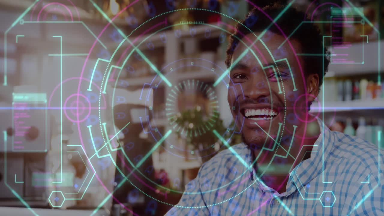 animación de procesamiento de datos sobre el hombre afroamericano sonriente en el café