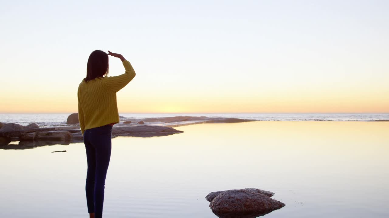 해변 4k에 그녀의 눈을 보호하는 여자