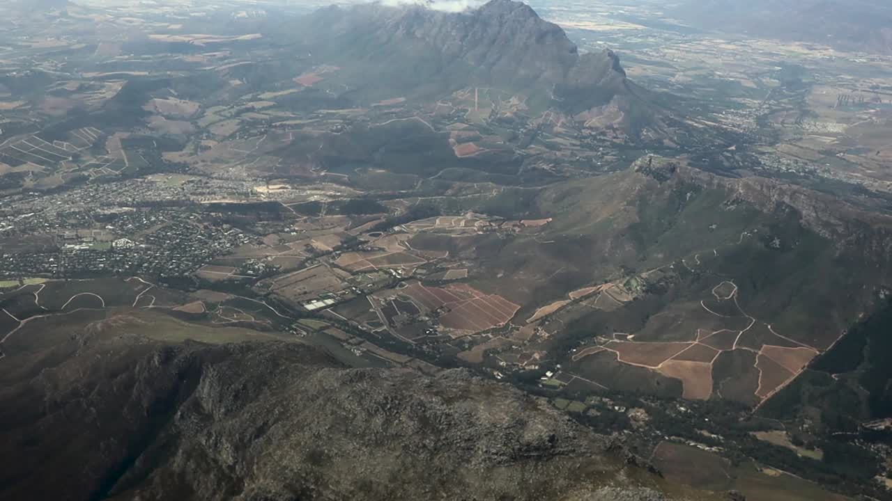 Città rurale e urbana in espansione vista dal cielo.