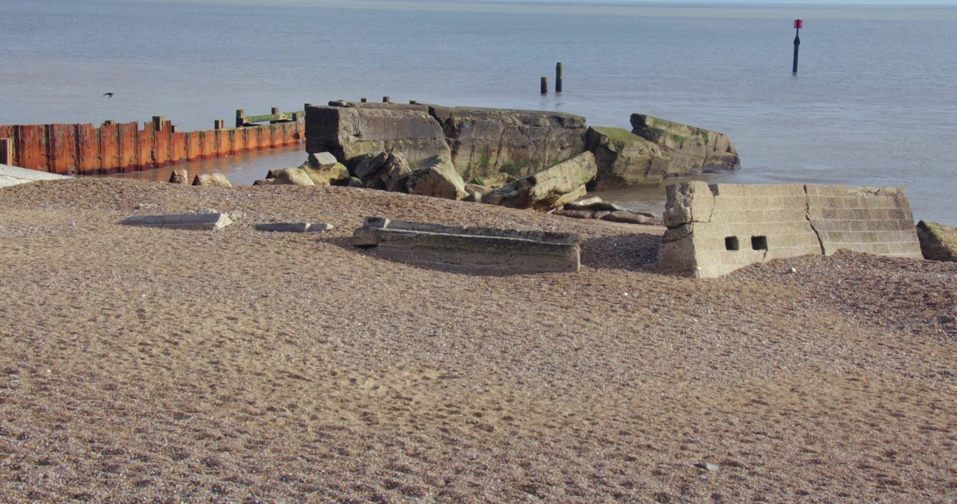 Ampia inquadratura di cemento frantumato sulla spiaggia di Corton.