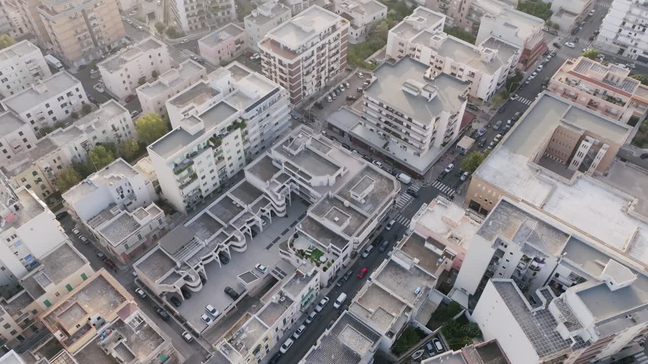 sobrevuelo aéreo de los edificios en la ciudad de monopoli, italia