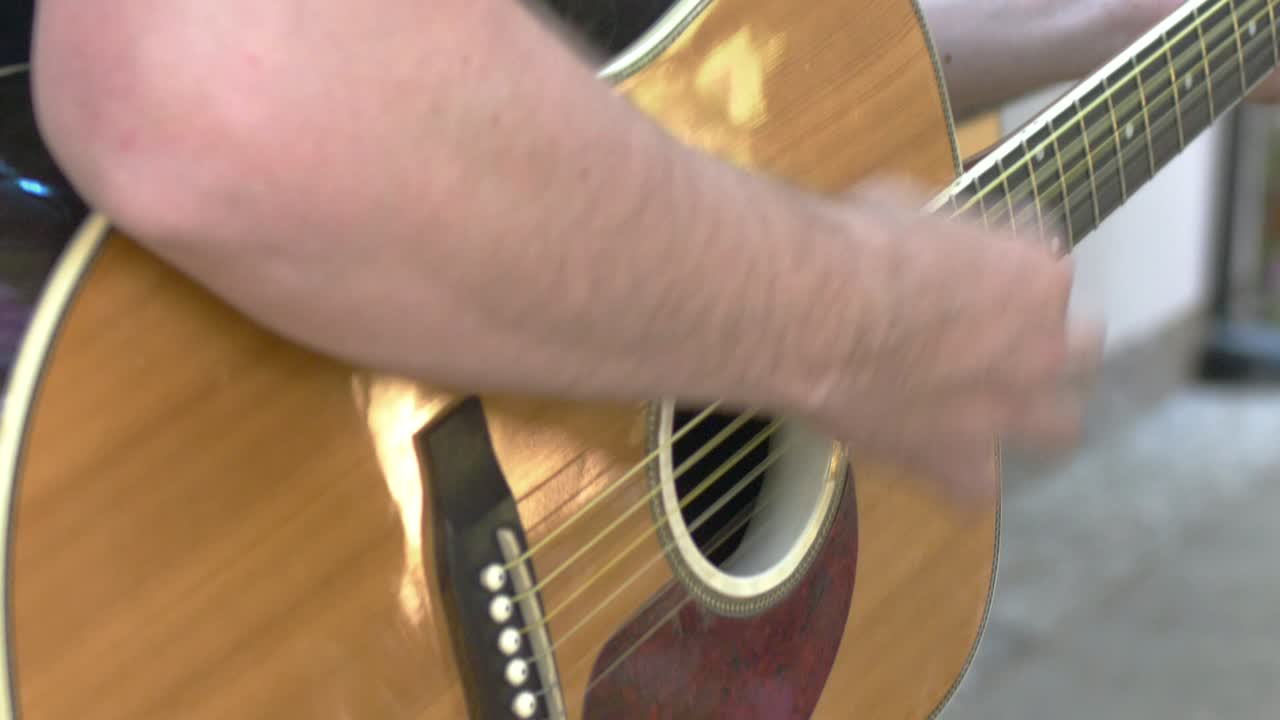 músicos tocando guitarra acústica y bajo.