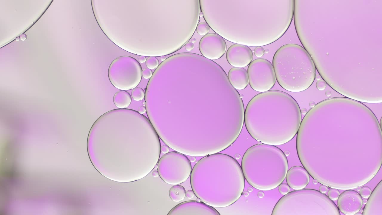 Gota de aceite colorida y artística flotando en el agua