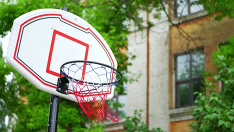 el aro de baloncesto al aire libre. la cancha de baloncestro de la calle urbana. determinación, resistencia, motivación, esfuerzo.