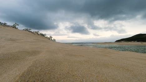 Timelapse-De-Nubes-Rodando-Sobre-Una-Playa-De-Arena