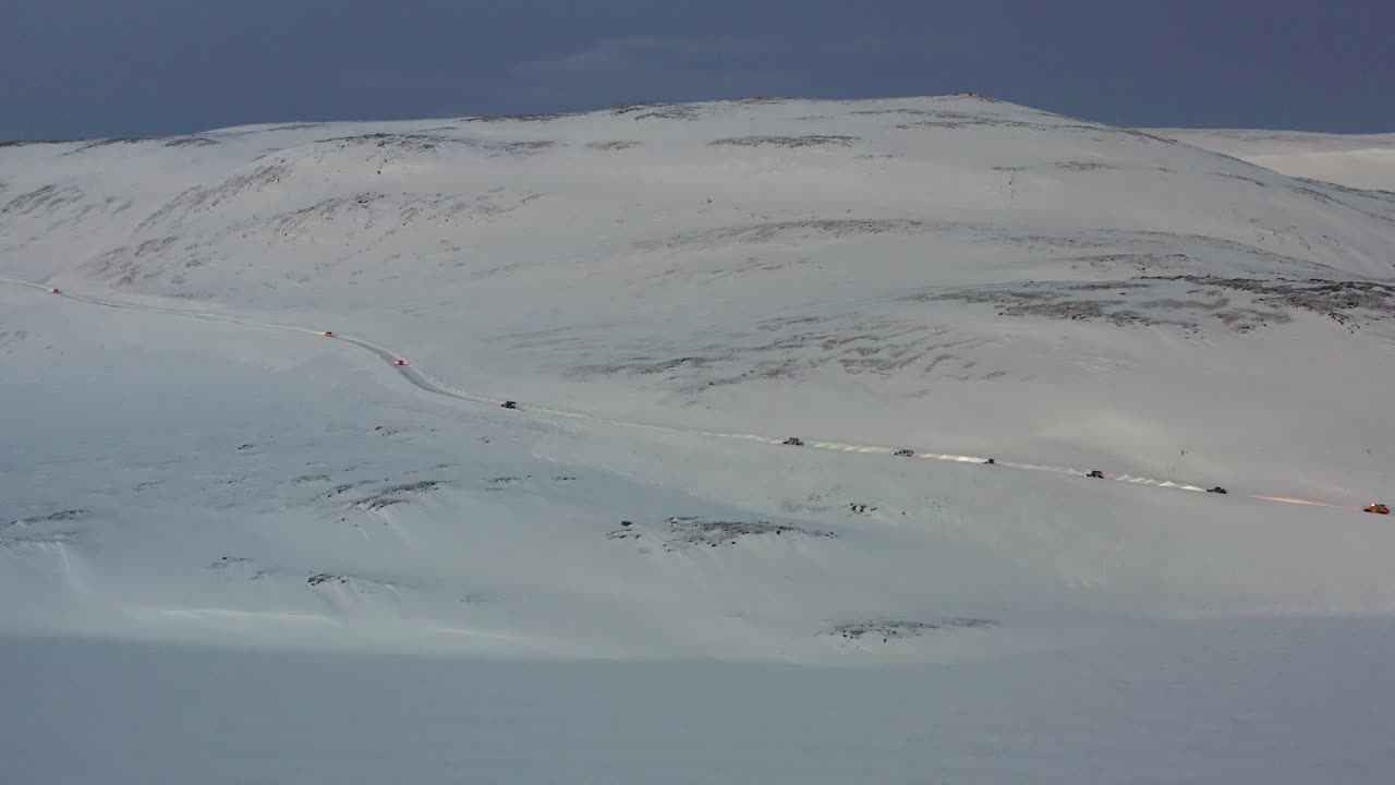 춥고 어두운 겨울날 유럽 최북단 노르캅으로 향하는 차량 행렬