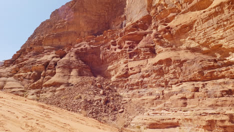 foto de cerca de una hermosa formación rocosa en wadi rum, jordania
