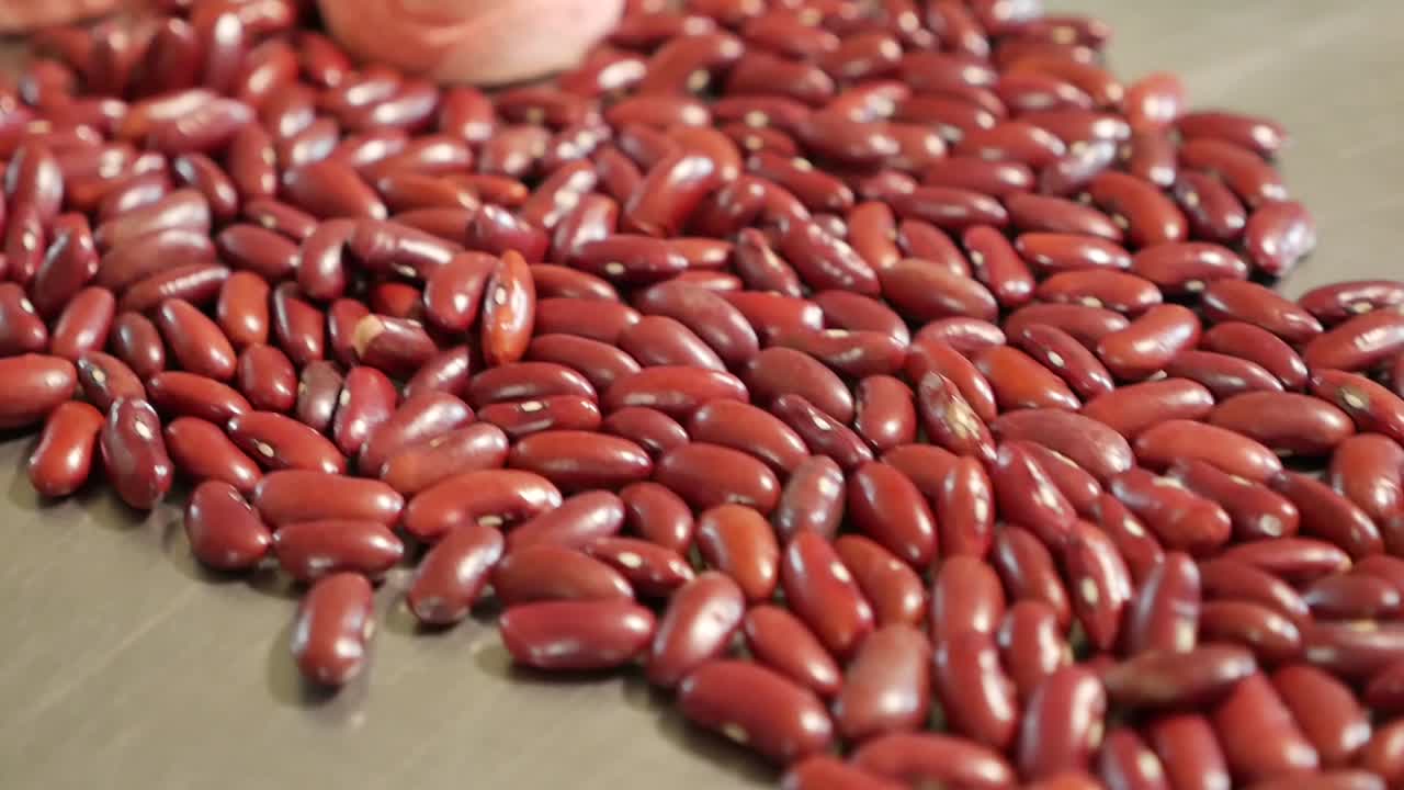 pastel chino rosa y frijol rojo en la mesa, primer plano-1