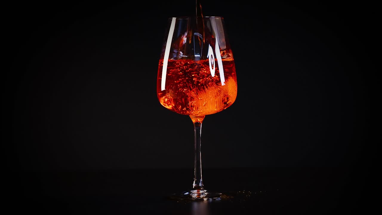 Bir bardağa dökülen Aperol spritz