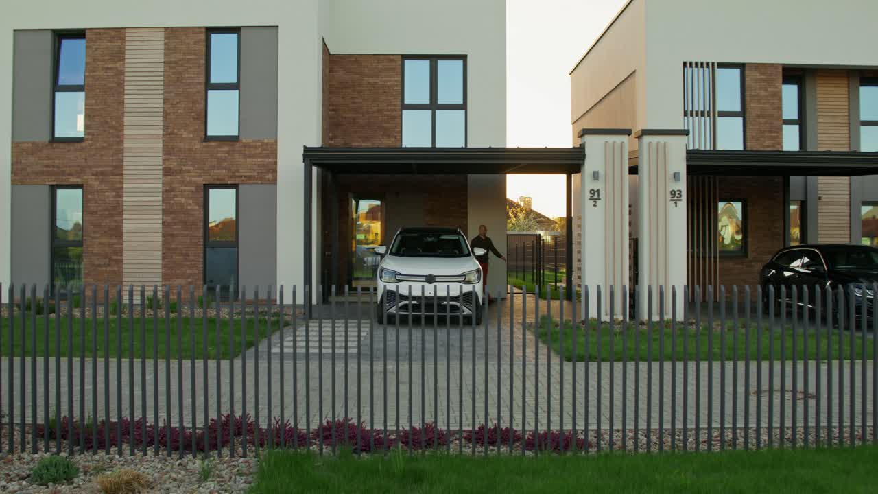 casa moderna con estacionamiento para coches