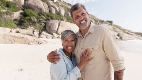 pareja mayor, playa y retrato de abrazo con una sonrisa