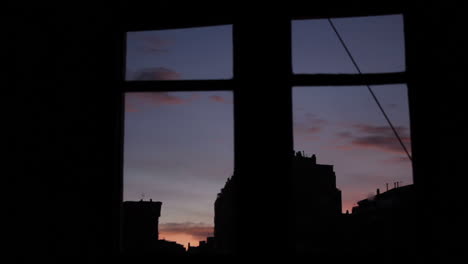 Skyline-Durch-Das-Fenster-Bei-Sonnenuntergang