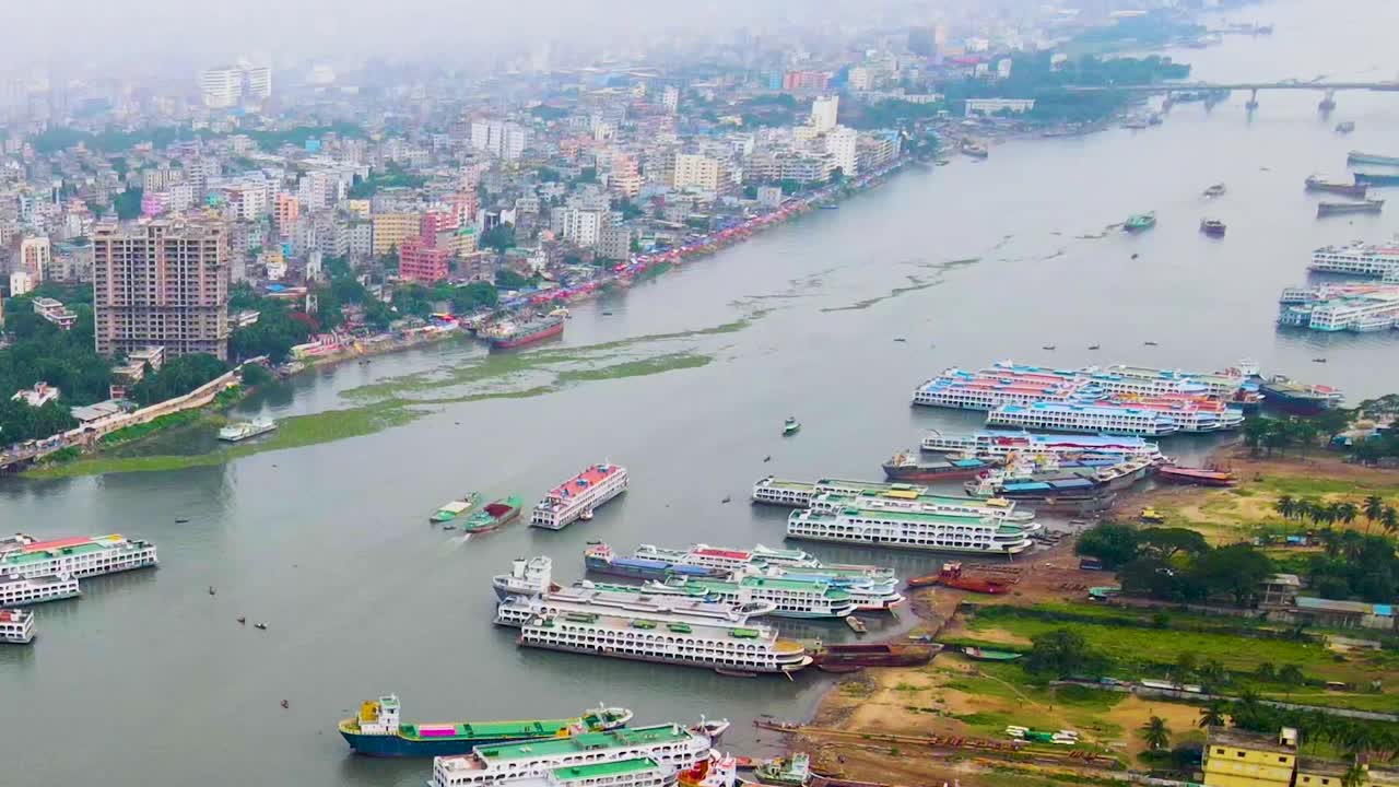 Voo de drone aéreo sobre Daca, Bangladesh, Rio Buriganga, paisagem urbana, porto de navios, vista panorâmica