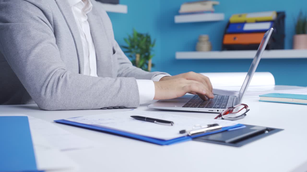 투자자, 상인, 사업가 클로즈업 흥분하고 참을성이 없는 손들이 좋은 소식에 기 ⁇ 하고 있습니다.