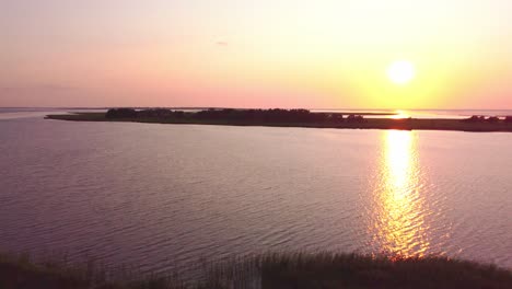 Sonnenuntergang-Am-Meer,-Eine-Insel-Im-Hintergrund,-Ruhiges-Wasser,-Perfekter-Abend,-Meerblick