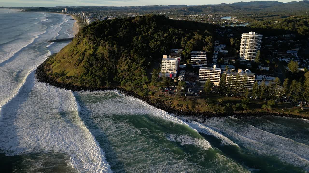 de izquierda a derecha aérea sobre burleigh heads aparcamiento y promontorio, gold coast, australia