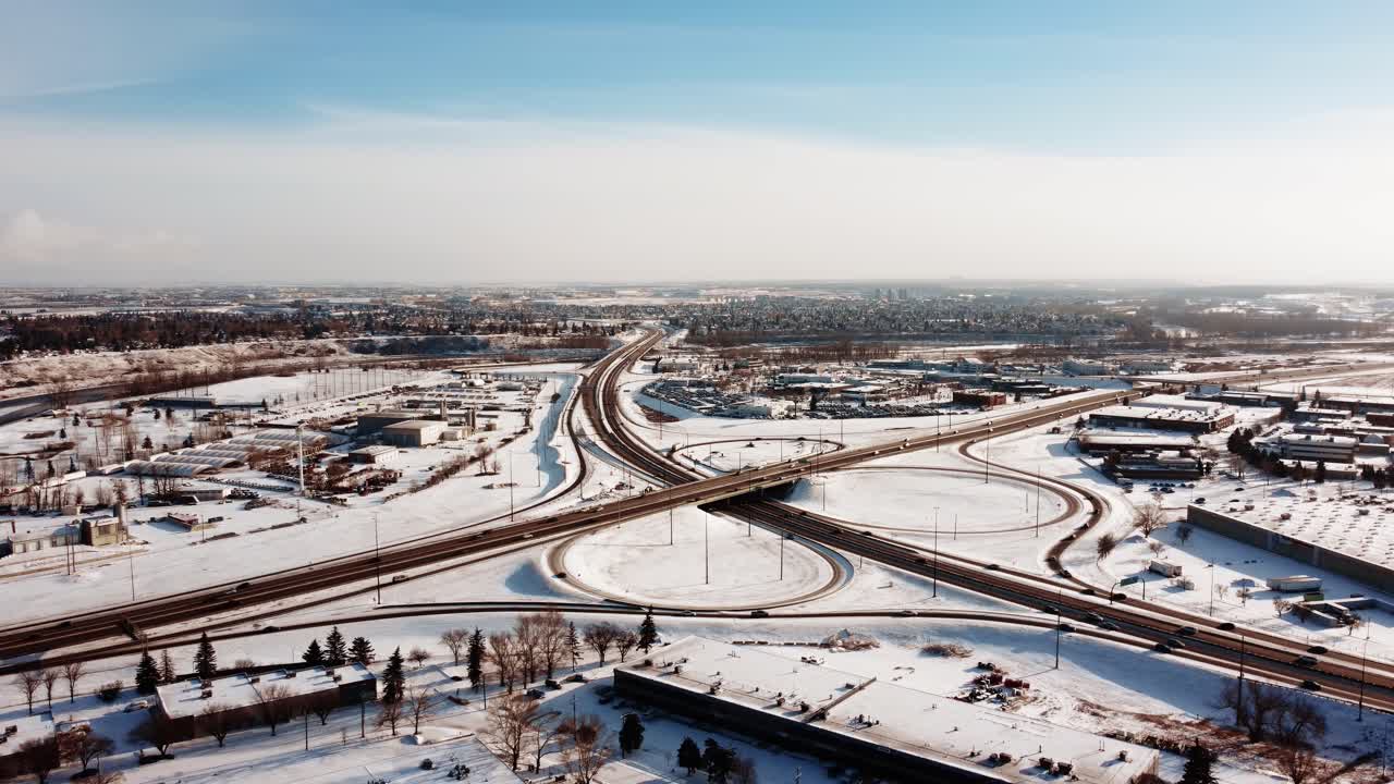 cruce de autopista nevada en un soleado día de invierno en canadá