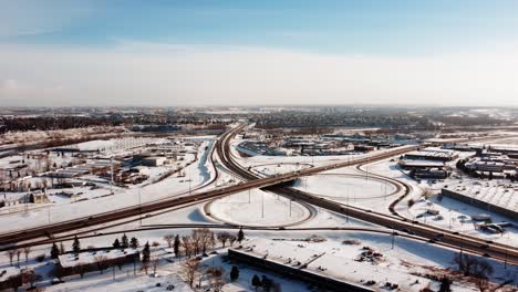 Cruce-De-Carreteras-Nevado-En-Un-Soleado-Día-De-Invierno-En-Canadá