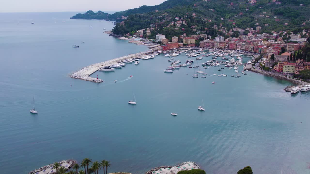 Barche nel porto turistico sulla costa di una città italiana vicino a Portofino - Vista aerea