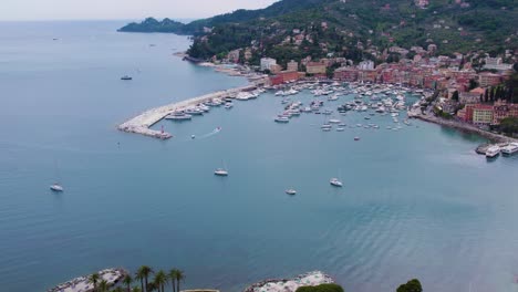 barcos en el puerto deportivo en la costa de la ciudad de italia cerca de portofino - antena