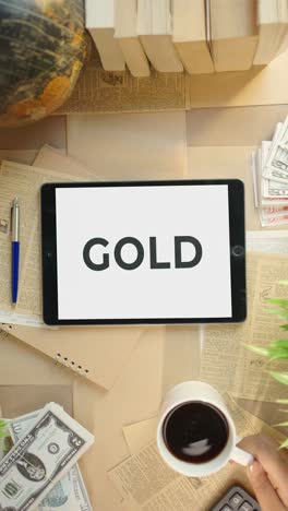 Vertikales-Video-Von-Gold,-Das-Auf-Dem-Bildschirm-Eines-Finanz-Tablets-Angezeigt-Wird