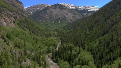 El-Zoom-De-La-Plataforma-Aérea-Se-Mueve-Para-Mostrar-Una-Vista-Del-Hermoso-Y-Serpenteante-Río-Colorado