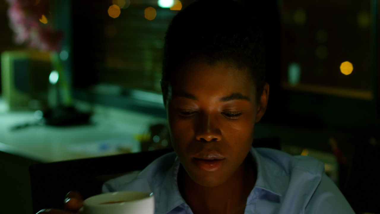 Dirigente donna che prende un caffè 4K