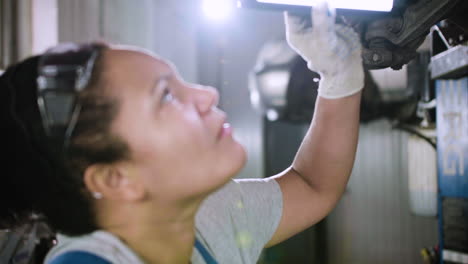 mujer inspeccionando automóvil