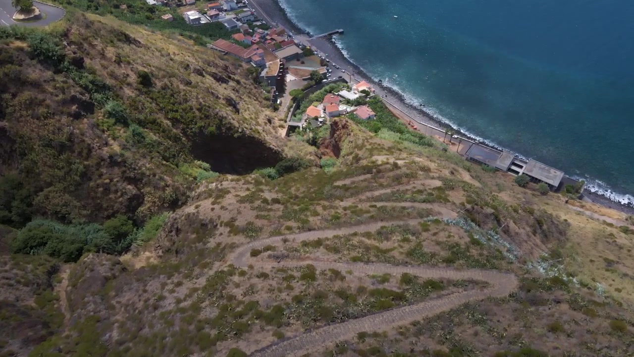Sentiero Caminho Real sopra Paul do Mar. Il movimento rivela prospettive mutevoli di scogliere, oceano e vegetazione, creando una scena costiera visivamente coinvolgente e immersiva.