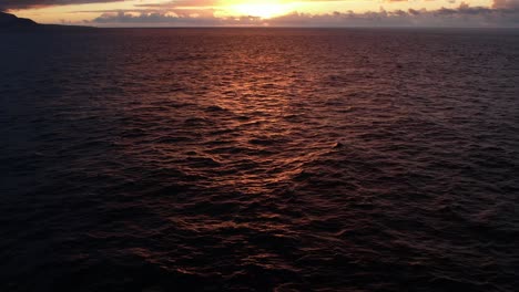 Agua-De-Mar-Bajo-El-Cielo-Del-Atardecer