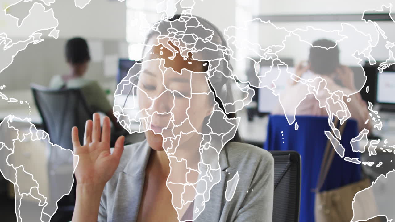 animación del mapa del mundo contra mujer asiática sonriendo mientras habla en auriculares de teléfono en la oficina