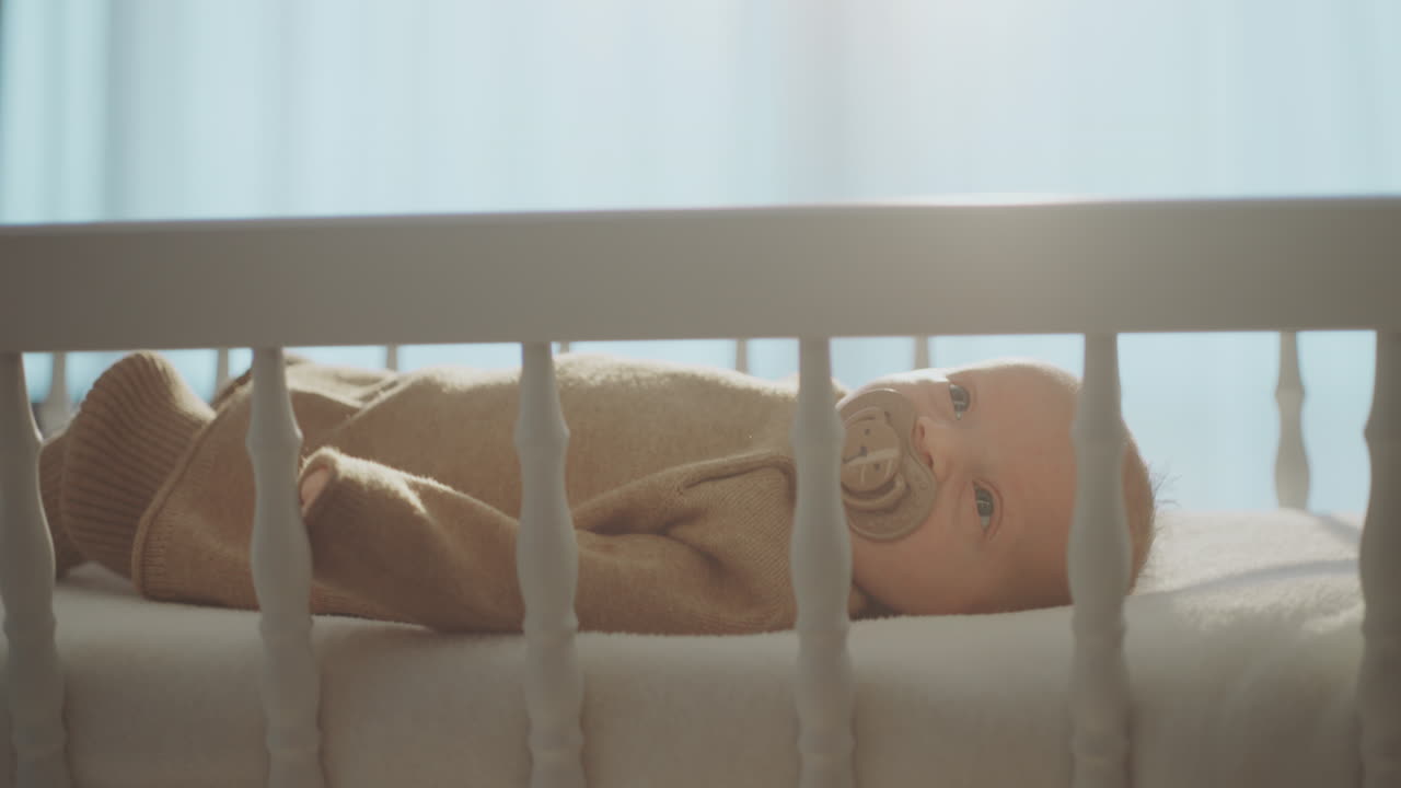 Bambino che dorme serenamente nella culla