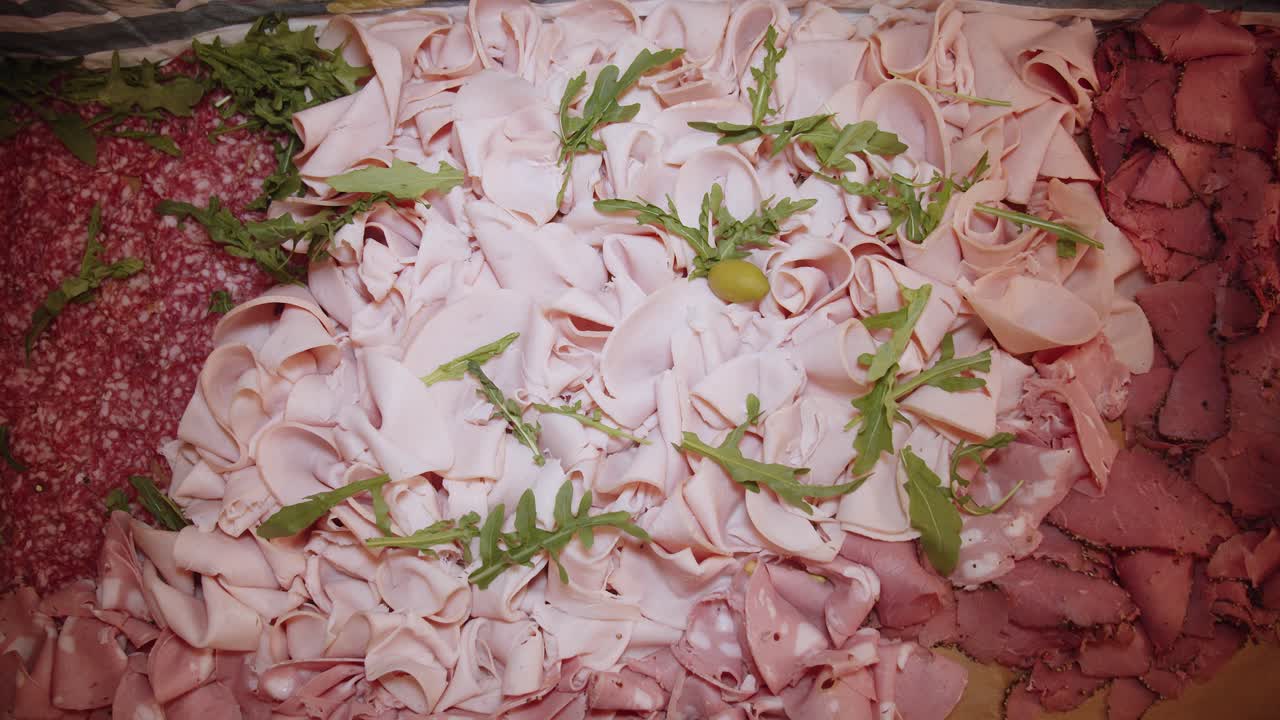 bocadillos de carne enchapados en una mesa de catering al aire libre