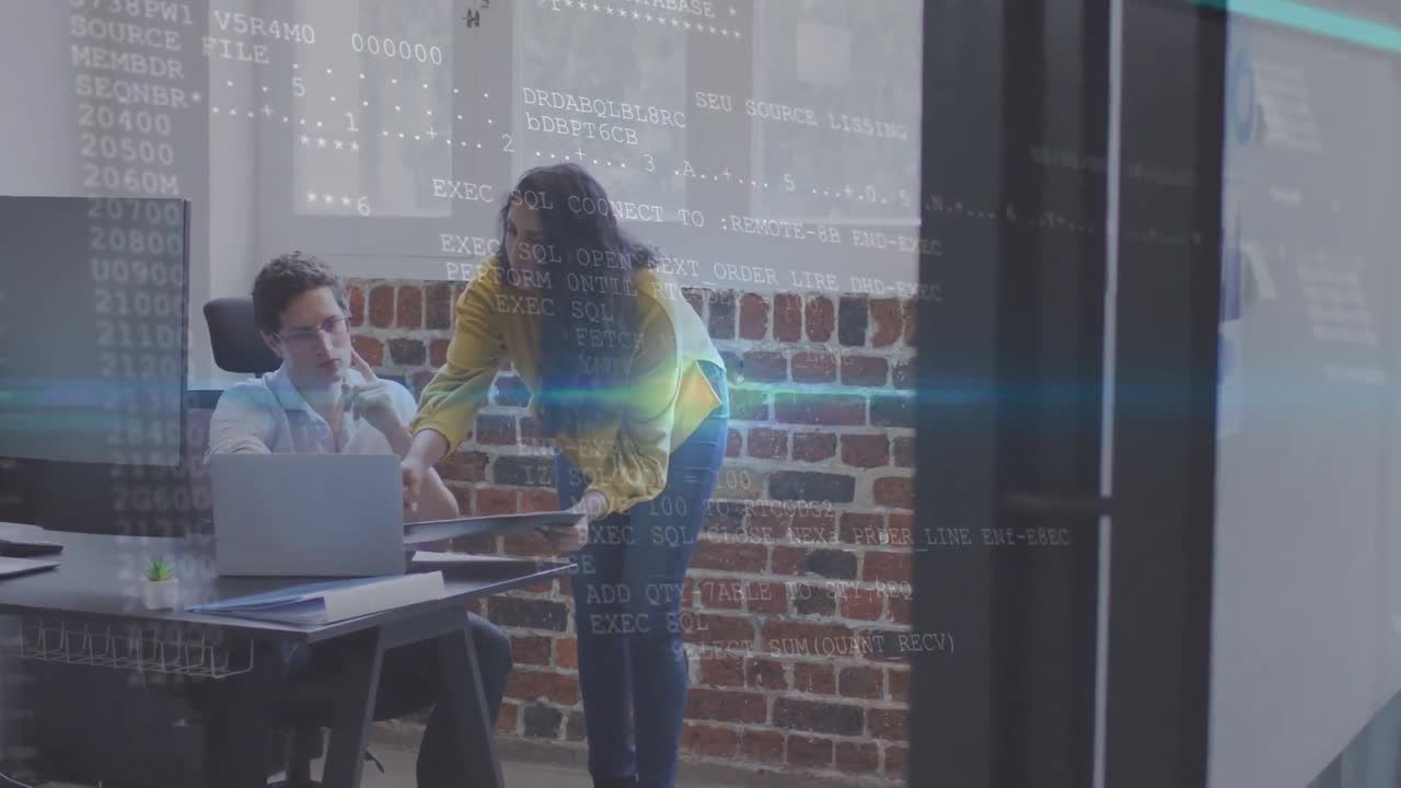 animación del procesamiento de datos sobre compañeros de trabajo caucásicos en la oficina