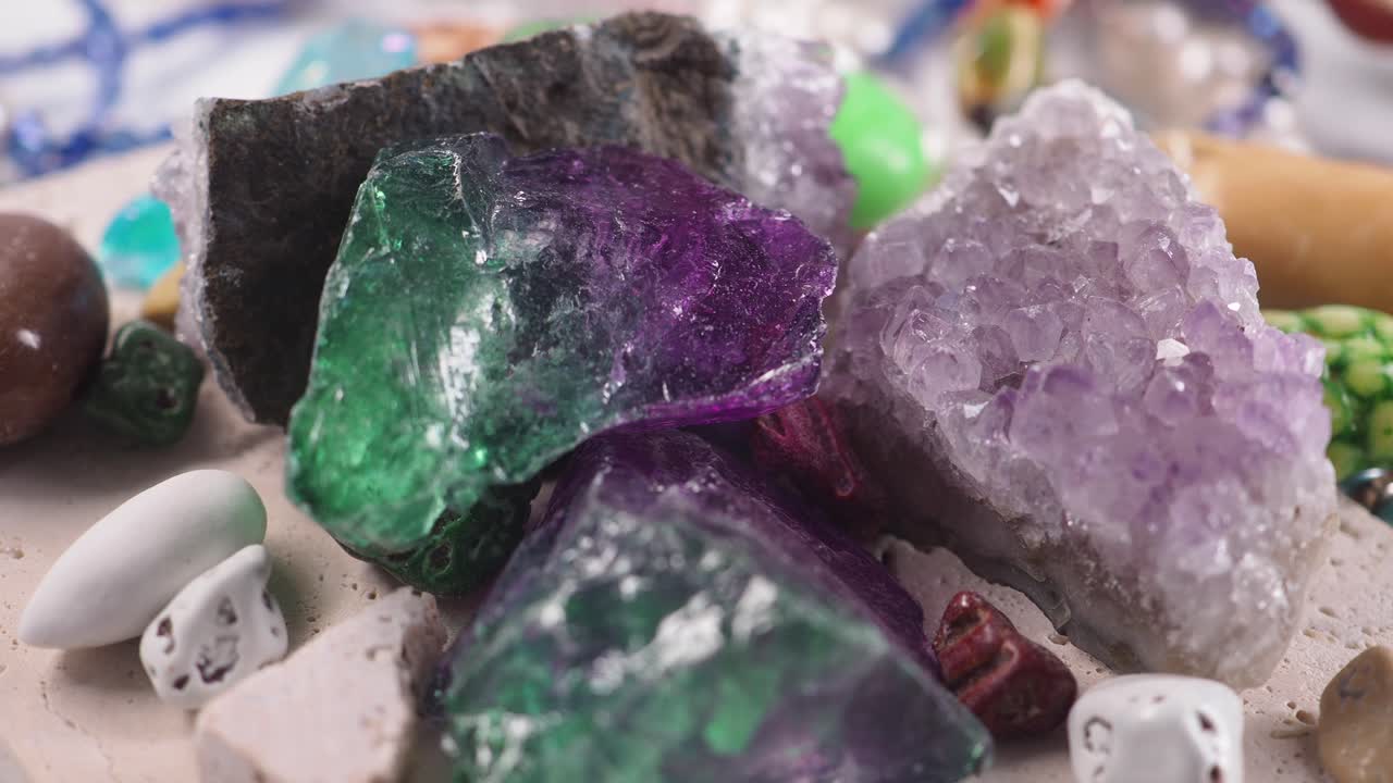 Assortimento di pietre preziose naturali colorate e cristalli