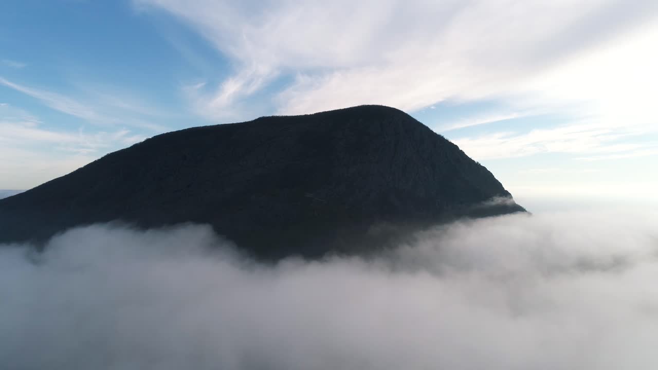 구름 위의 산의 정상