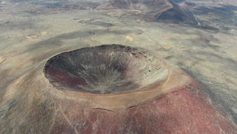 Drone-Aéreo-Cerrando-Imágenes-Del-Volcán-Calderón-Hondo-En-La-Isla-De-Fuerteventura