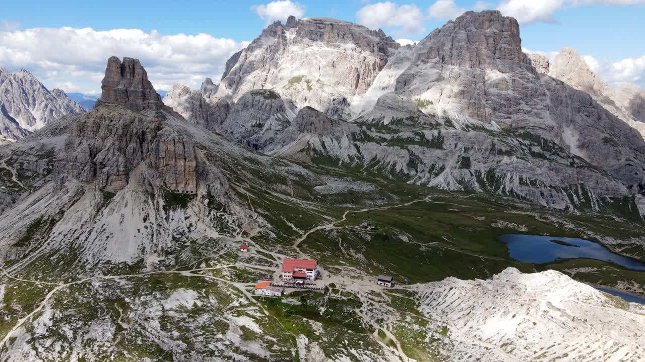 이탈리아 돌로미티의 트레 시메 디 라바레도의 공중 전망