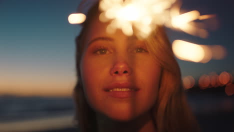 Retrato-De-Mujer-Bengala-Celebrando-La-Víspera-De-Año-Nuevo-En-La-Playa-Al-Atardecer-Adolescente-Disfrutando-De-La-Celebración-Del-Día-De-La-Independencia-El-4-De-Julio