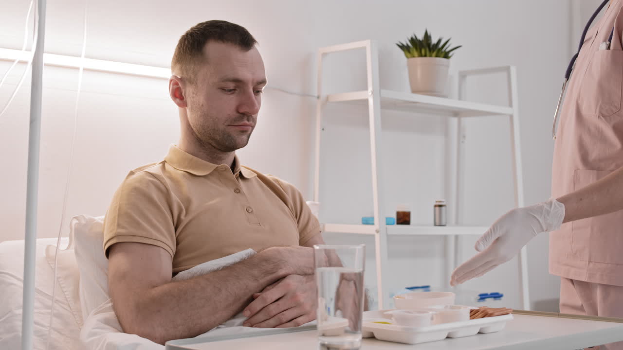 간호사가 가져온 음식을 먹는 남자