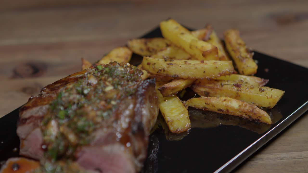 carne y papas fritas con salsa chimichurri, comida argentina