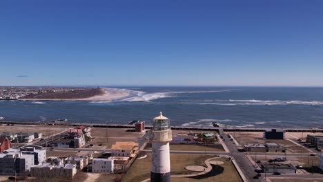 Descenso-Aéreo-Del-Faro-De-La-Costa-De-Jersey-Con-Encuadre-Amplio