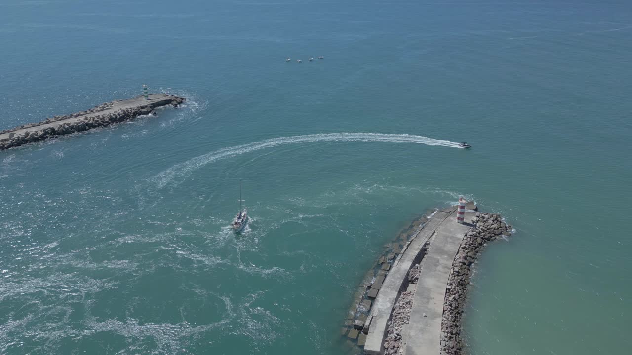 ⁇ 빛 있는 유럽 에서 하루 동안  ⁇ 시 를 하기 위해 항구 를 떠나는 배 들 의 공중 전망