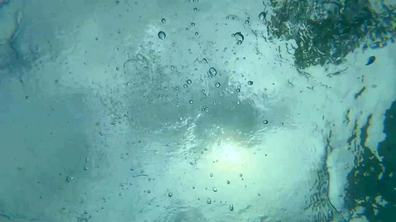 水面に上昇する泡の水中からの眺め。