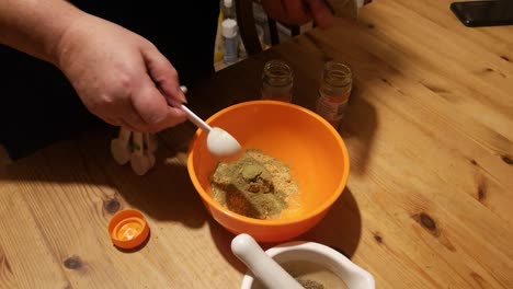 hembra mide moringa cúrcuma y suplemento de remedio herbal en polvo de jengibre en el tazón de la cocina