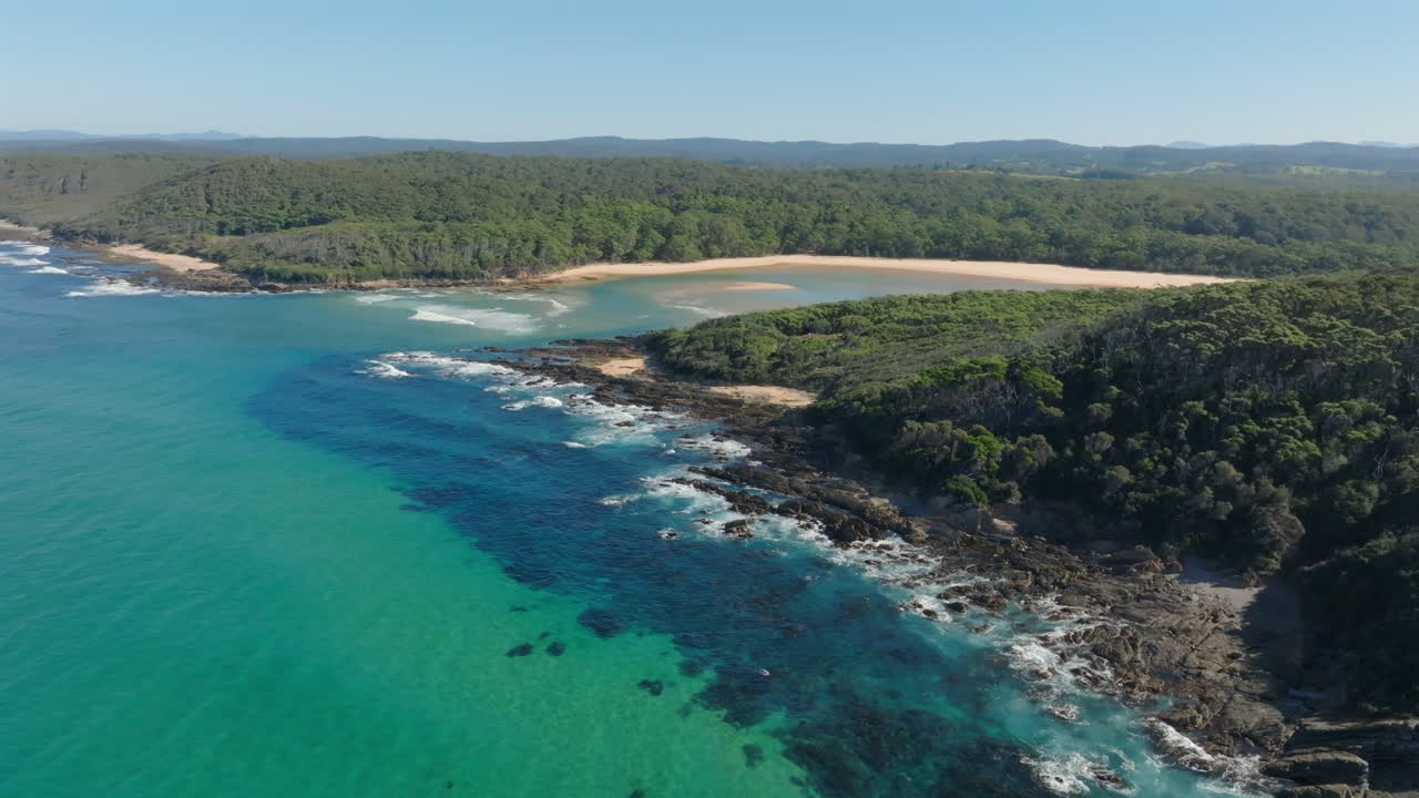 Aerea: Drone che vola verso la laguna di Wapengo sulla costa meridionale del NSW, Australia.